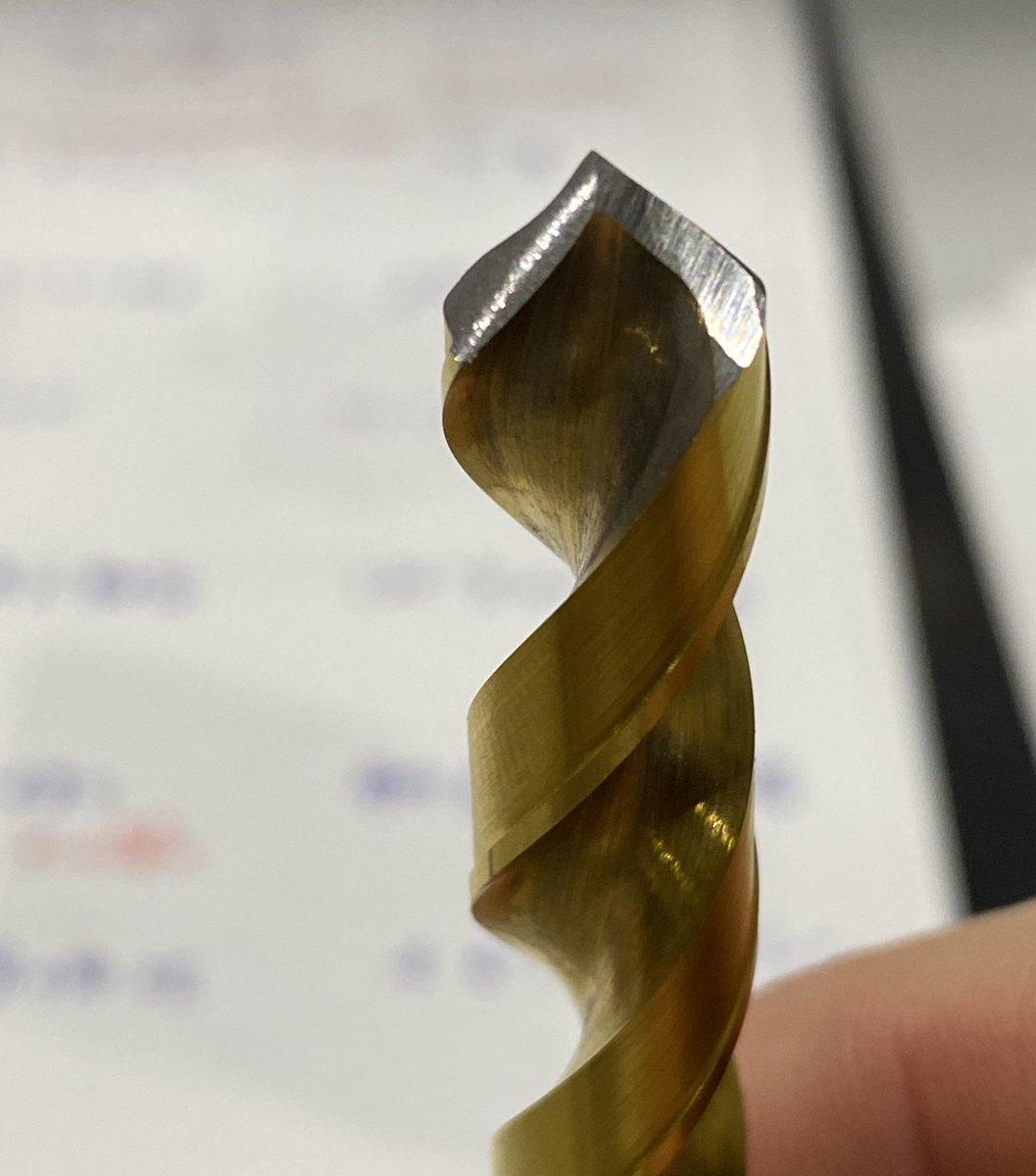 Tomo マシニング 4日目 そのドリルによって適した研ぎ方があるとフォロワーさんに教わったので 挑戦してみるもなかなか上手くいかずでした 100日後にドリル砥ぎ名人になるtomo