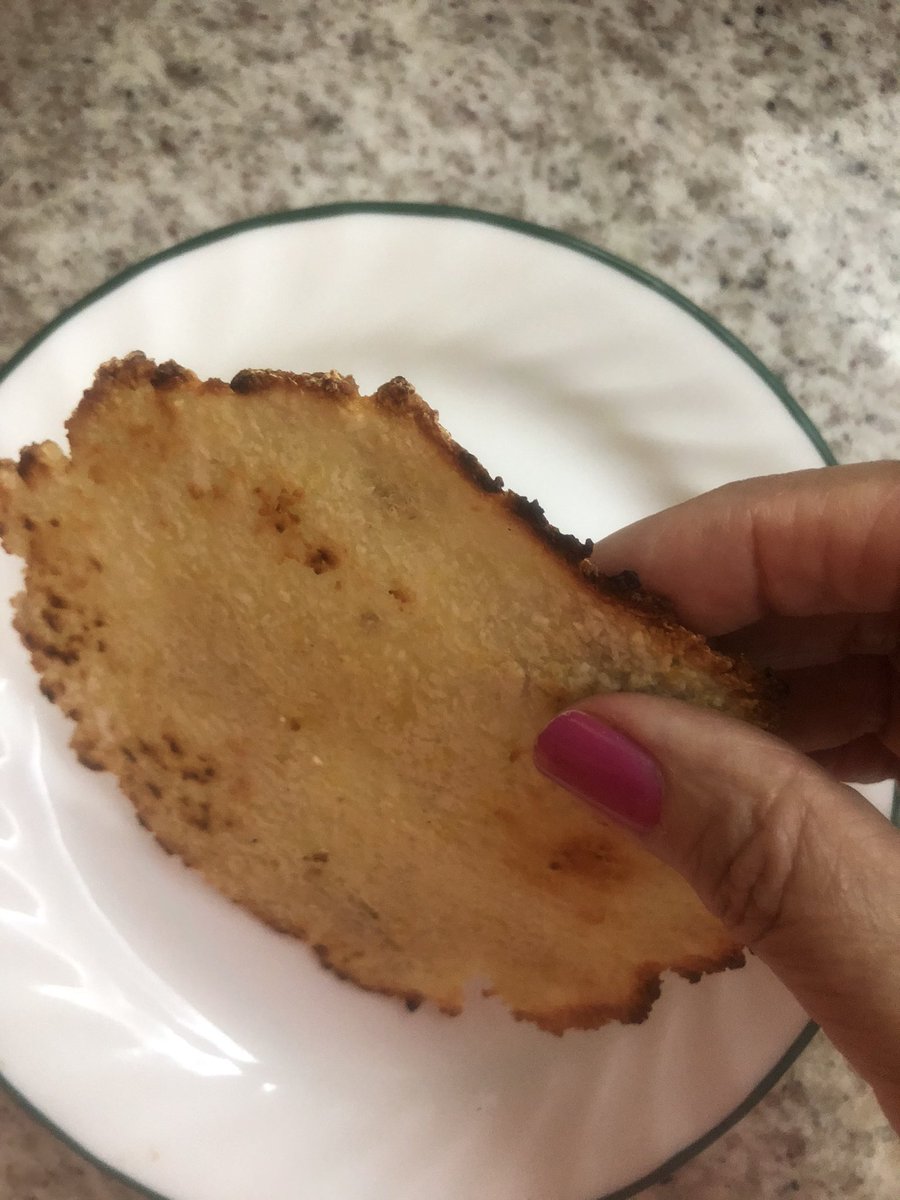 Bealsi's tweet photo. 👋 #tipsdeBea #fotos
#pizzetas de #ocumo
No tienes q comer harina de trigo. Rallas el ocumo crudo por el lado fino. No agregues nada. Cocina en plancha Xambos lados dando forma con cuchara hasta dorar.Tipo tacos.
Agrega salsa 🍅 y mozzarella. Orégano. 🧅 🌿 y lleva a gratinar https://t.co/s8V71svzKM