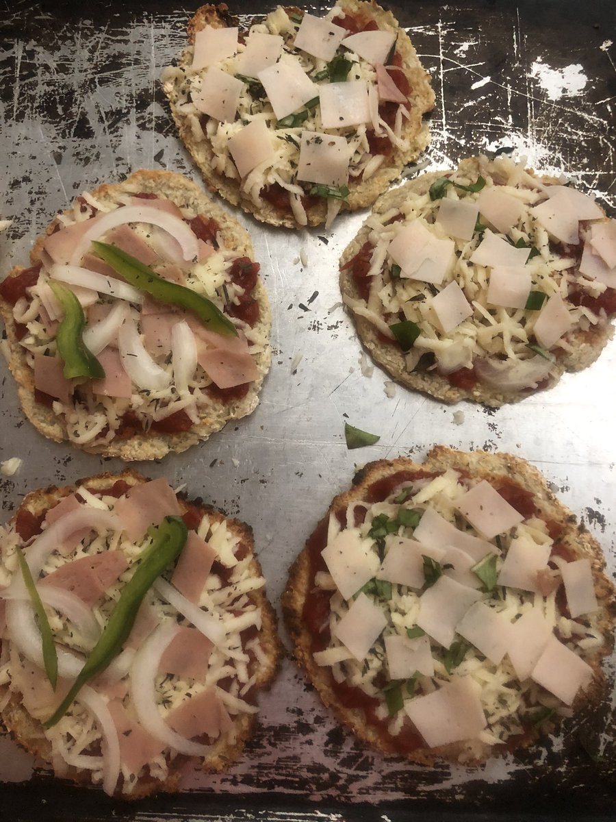 Bealsi's tweet photo. 👋 #tipsdeBea #fotos
#pizzetas de #ocumo
No tienes q comer harina de trigo. Rallas el ocumo crudo por el lado fino. No agregues nada. Cocina en plancha Xambos lados dando forma con cuchara hasta dorar.Tipo tacos.
Agrega salsa 🍅 y mozzarella. Orégano. 🧅 🌿 y lleva a gratinar https://t.co/s8V71svzKM