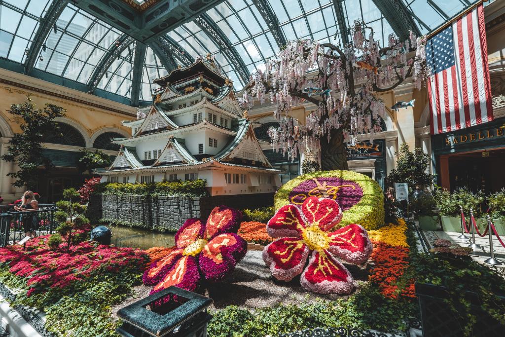 Bellagio's tweet photo. We've had a delightful day welcoming guests #BacktoVegas and can’t wait to see you next. Plan your getaway: https://t.co/P5KeGD97Jd https://t.co/MmlzNxMSxN