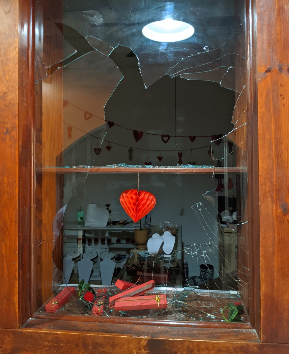 grove's tweet image. We went to Mercado Central today to talk w/ some of the 35 businesses in the co-op. 12 were destroyed by looters.

Amongst broken glass, there were small business owners already preparing to re-open. @mndeed will collaborate to help rebuild.

You can too: bit.ly/3eOYN9A