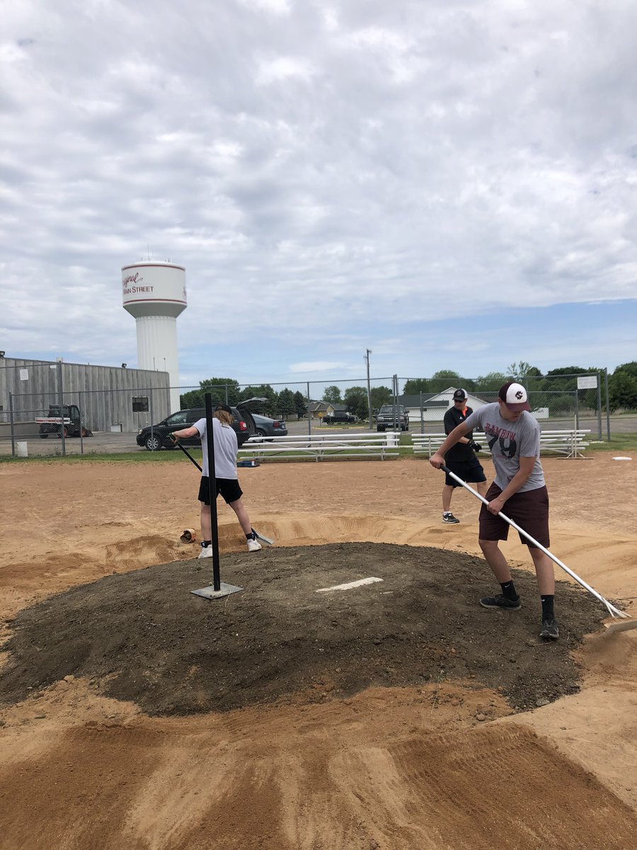 tjohnson_7's tweet photo. It was awesome to see some Streeters giving back to the community and building a mound today! #SMELLBASEBALL #StreeterPride https://t.co/dZA80mqJac