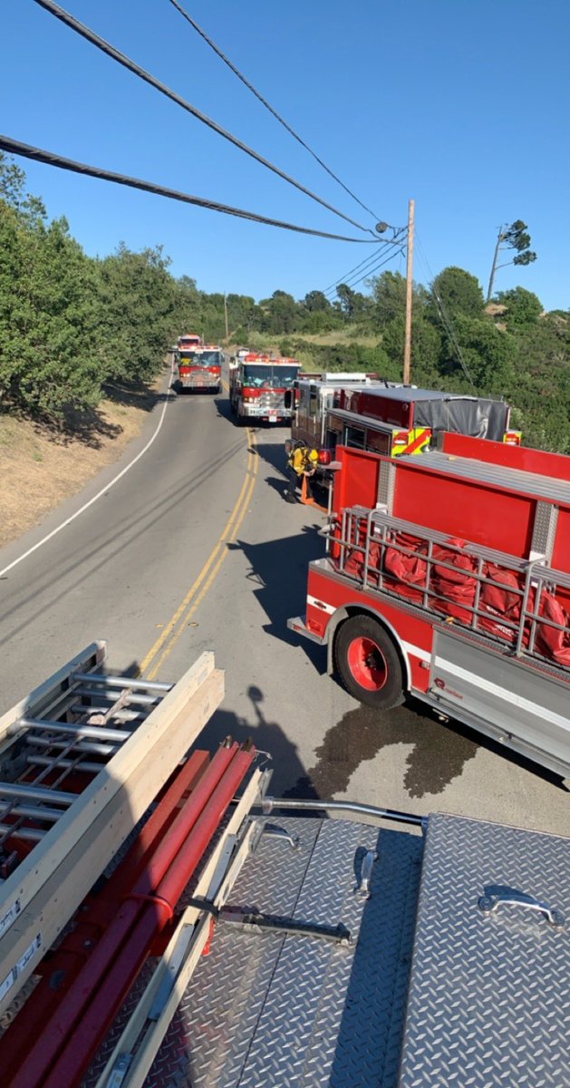 OaklandFireLive's tweet image. Grizzly Peak @ SouthPark- Oakland crews along with #MOFD and @BerkeleyFD responded to a small #vegitationfire this evening. Fire is contained to approximately 1/10th of an acre. #oakland