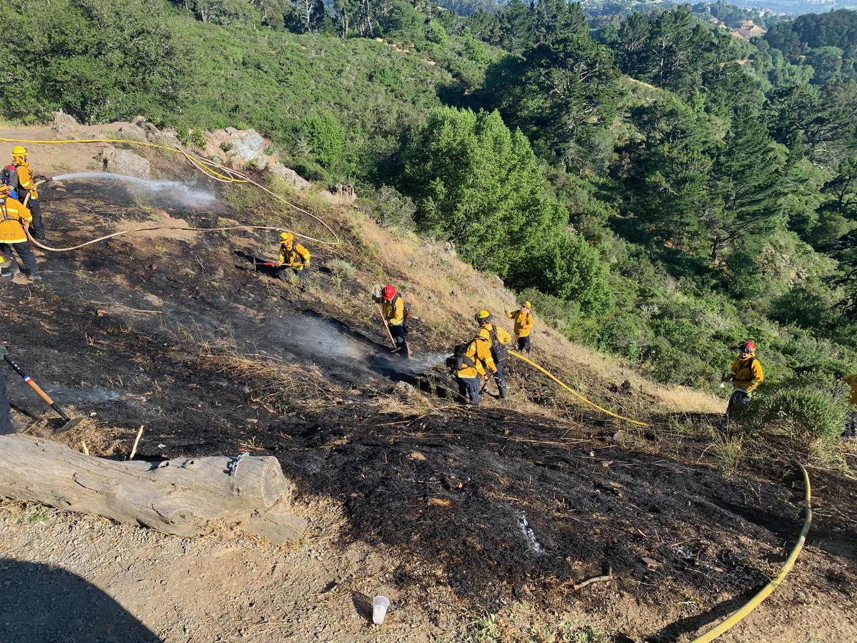 OaklandFireLive's tweet image. Grizzly Peak @ SouthPark- Oakland crews along with #MOFD and @BerkeleyFD responded to a small #vegitationfire this evening. Fire is contained to approximately 1/10th of an acre. #oakland