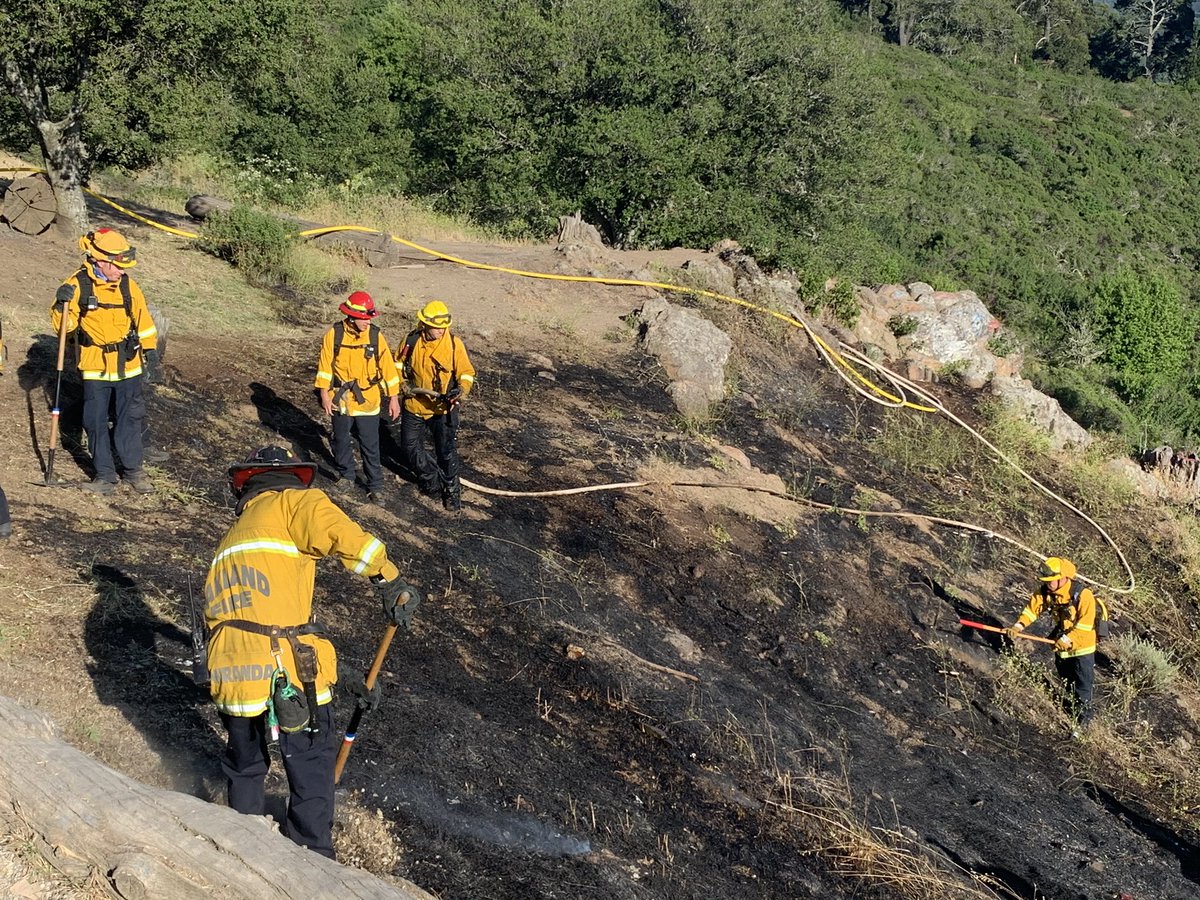 OaklandFireLive's tweet image. Grizzly Peak @ SouthPark- Oakland crews along with #MOFD and @BerkeleyFD responded to a small #vegitationfire this evening. Fire is contained to approximately 1/10th of an acre. #oakland