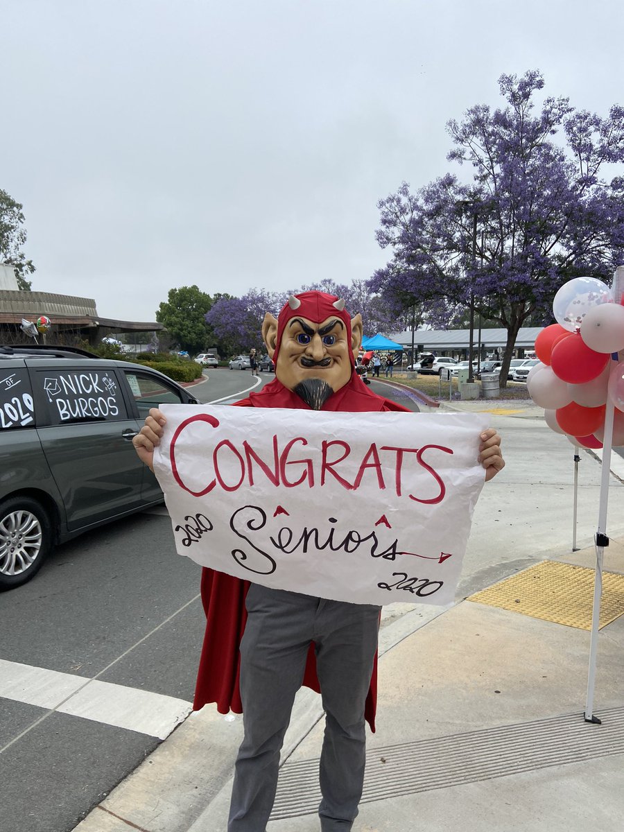 debmorris99's tweet photo. Celebrated our seniors with a car parade today! So special to have all high schools @ Southwestern College cheering for all seniors. Congratulations to Class of 2020! @SUHi2020 @SUHSD @suhi_principal #asblife #DevilPride #InThisTogether https://t.co/P5ceWtKHDX