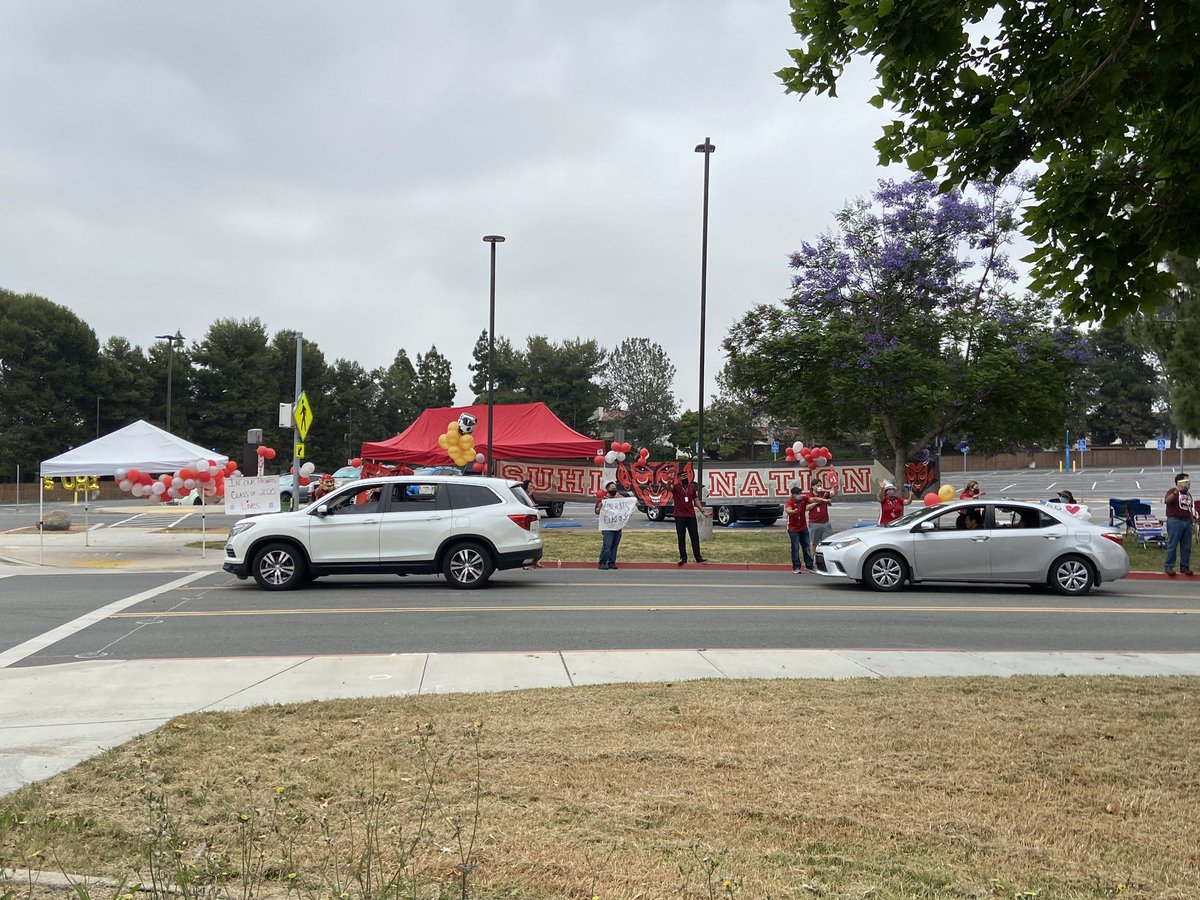 debmorris99's tweet photo. Celebrated our seniors with a car parade today! So special to have all high schools @ Southwestern College cheering for all seniors. Congratulations to Class of 2020! @SUHi2020 @SUHSD @suhi_principal #asblife #DevilPride #InThisTogether https://t.co/P5ceWtKHDX