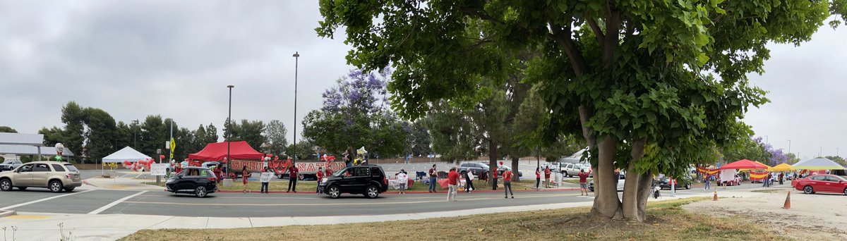 debmorris99's tweet photo. Celebrated our seniors with a car parade today! So special to have all high schools @ Southwestern College cheering for all seniors. Congratulations to Class of 2020! @SUHi2020 @SUHSD @suhi_principal #asblife #DevilPride #InThisTogether https://t.co/P5ceWtKHDX