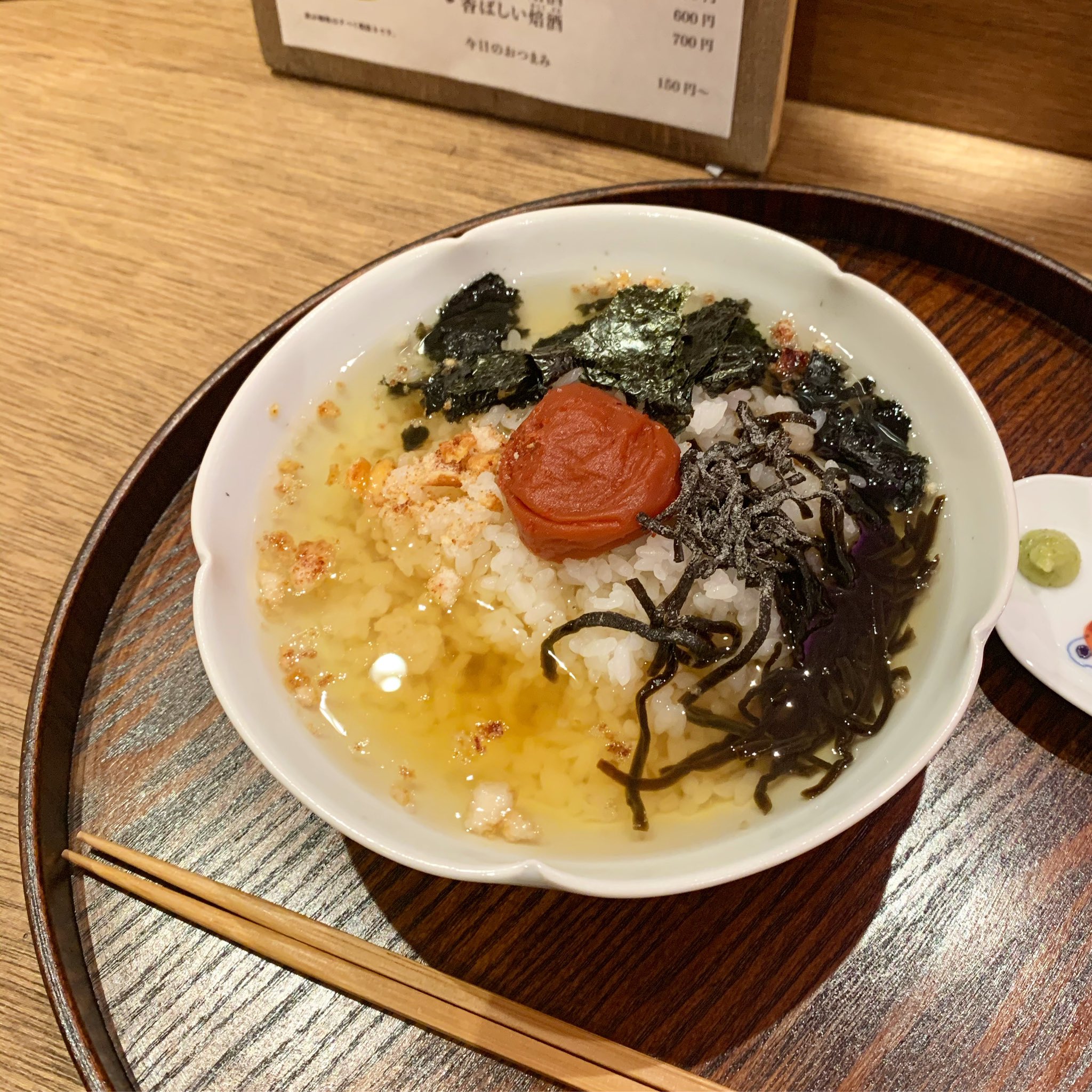 立ち喰い梅干し屋 こんにちは すっかり暑くなってきましたね こんな日にはさらりと 梅茶漬けが食べたくなりますよね 立ち喰い梅干し屋には 絶品梅茶漬け がございます お好きな梅干しでお作りできます 立ち喰い梅干し屋 東京ソラマチ 東京