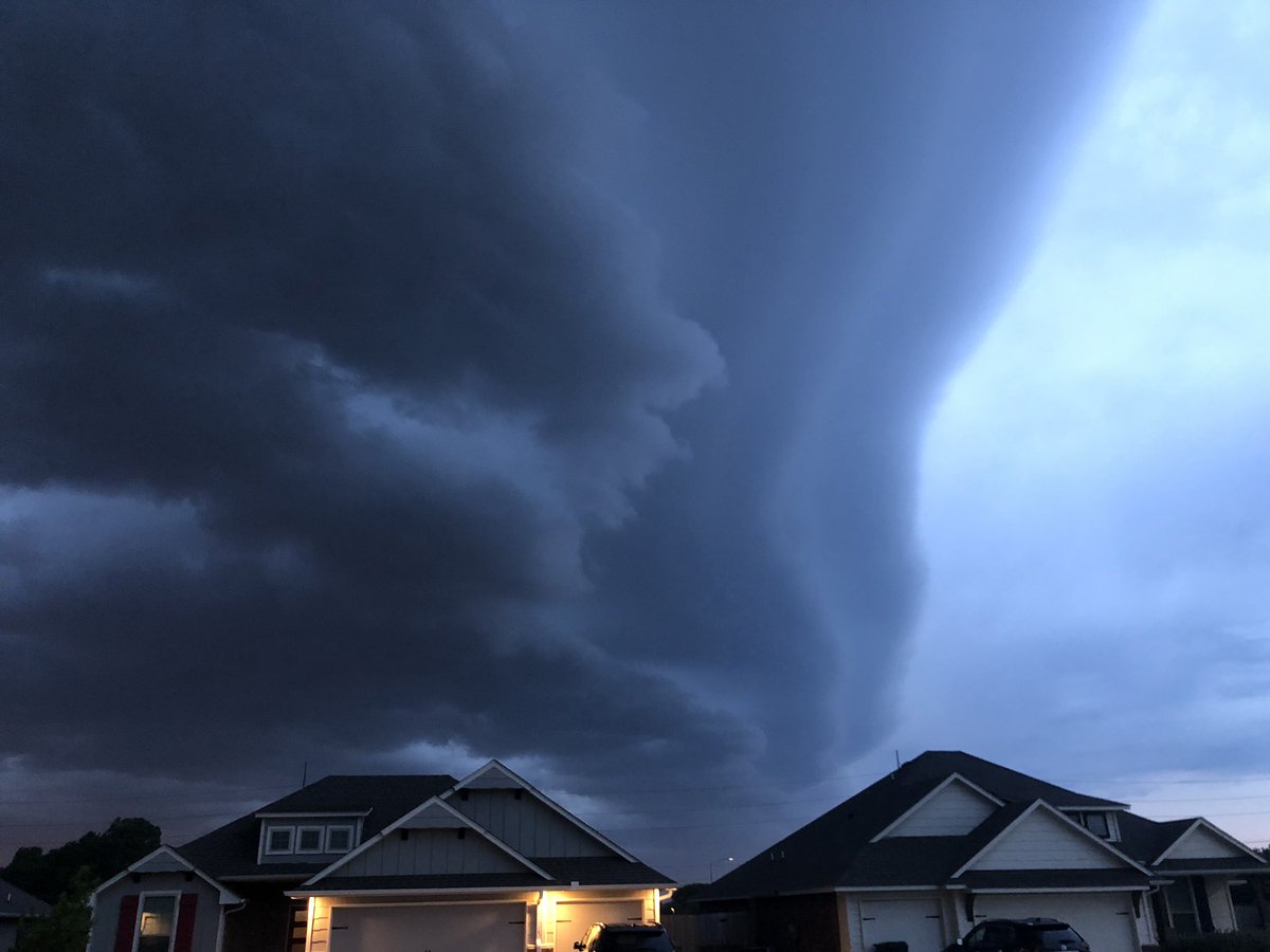 AliDaPoly1's tweet photo. Beautiful storms rolling into Norman Oklahoma. https://t.co/eNVafjLEIZ