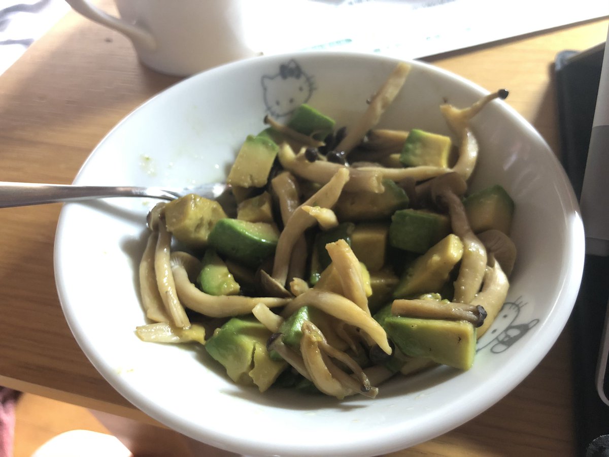 maikoo_michael's tweet photo. アボカドのバター醤油炒め作った旨うま〜🥑🍄😋✨

塩気が足りないのは、バレンタインのあまりの無塩バター使ったからかな？ https://t.co/qwEH3tGQ58