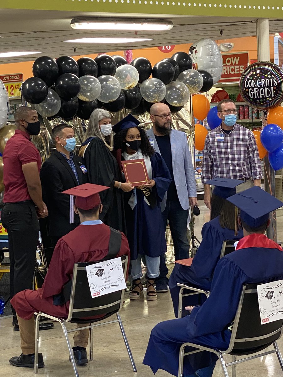 NISDOConnorHS's tweet photo. Celebrated some OC seniors tonight along with @HEB 224 at Guilbeau and Bandera! Thank you for being a great partner @HEB and investing in our students and the community! #BeLegendaryClassof2020 https://t.co/HT3wKa86x1