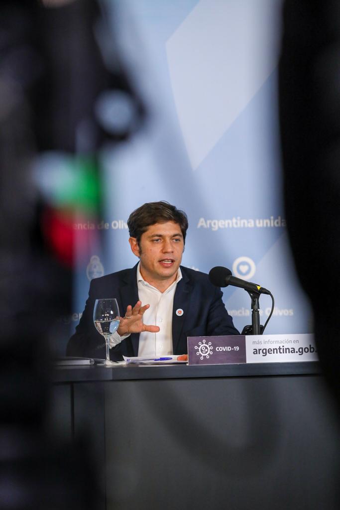 Kicillofok's tweet photo. Les pido a las y los bonaerenses que sigan teniendo la conciencia que han mostrado hasta ahora. Que tengan fuerza y que no aflojen, es la única manera de evitar que sigan creciendo los contagios. Pero sobre todo les pido responsabilidad y pensar en el otro. https://t.co/DYzV1noXCh
