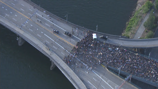 KGWNews's tweet photo. Thousands are peacefully marching across the Morrison Bridge in Portland in solidarity with George Floyd, and to protest police brutality and racism https://t.co/pkYD1i9wLJ