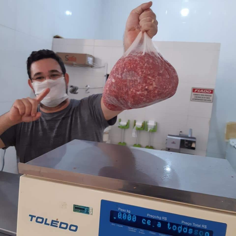 uecristiano's tweet photo. Eu - Me vê 1kg de carne moída 

Açougueiro - Deu 40kg pode ser?

Eu - (sem graça de reclamar) tranquilo, pode sim. https://t.co/H4iiznhEAf