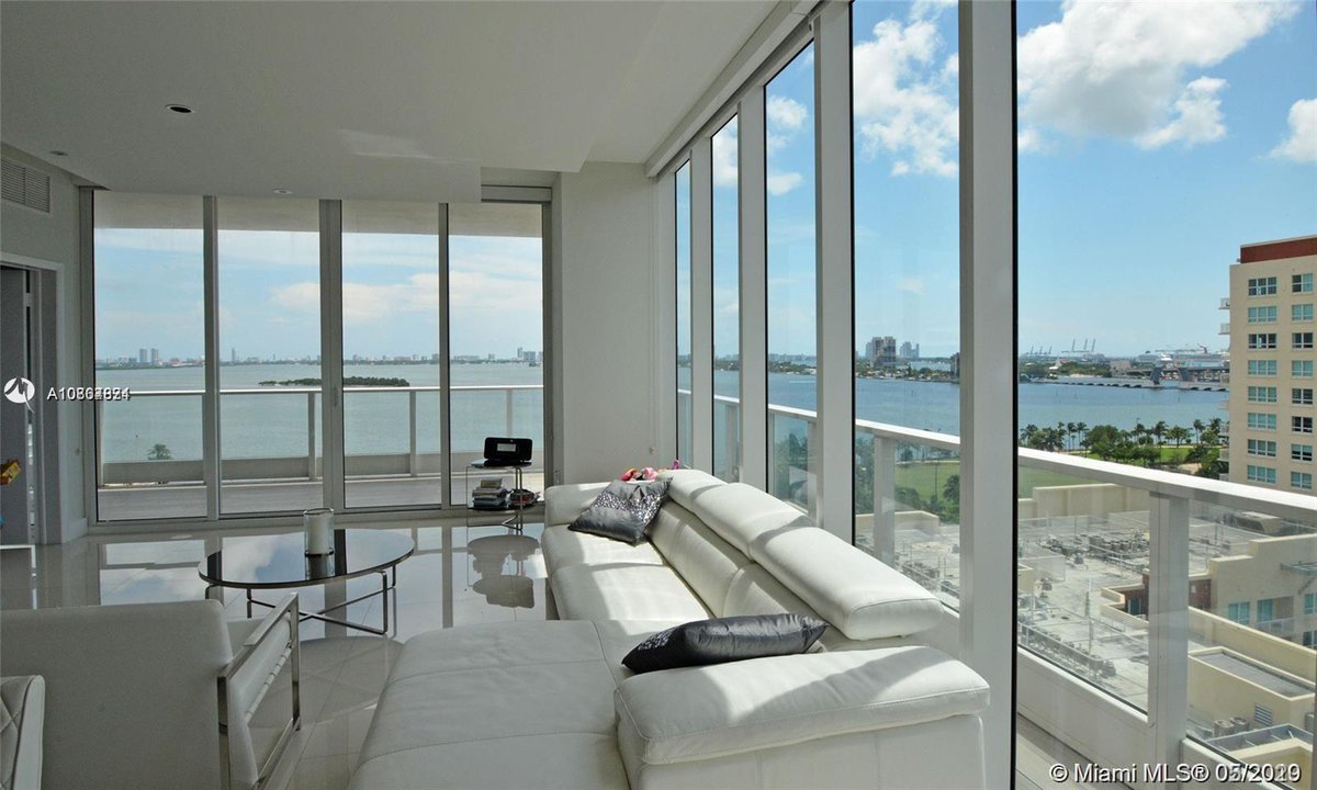 RealtorMatheus's tweet image. Live in luxury at the sought after Paramount Bay condo in a spacious flow through corner apartment with 3 beds and 3 full baths, 2 balconies with a great floor plan and beautiful water views. 2 Assigned Parking Spaces. $5,500/M.
#RealEstate #rent 
#realty
#Miami