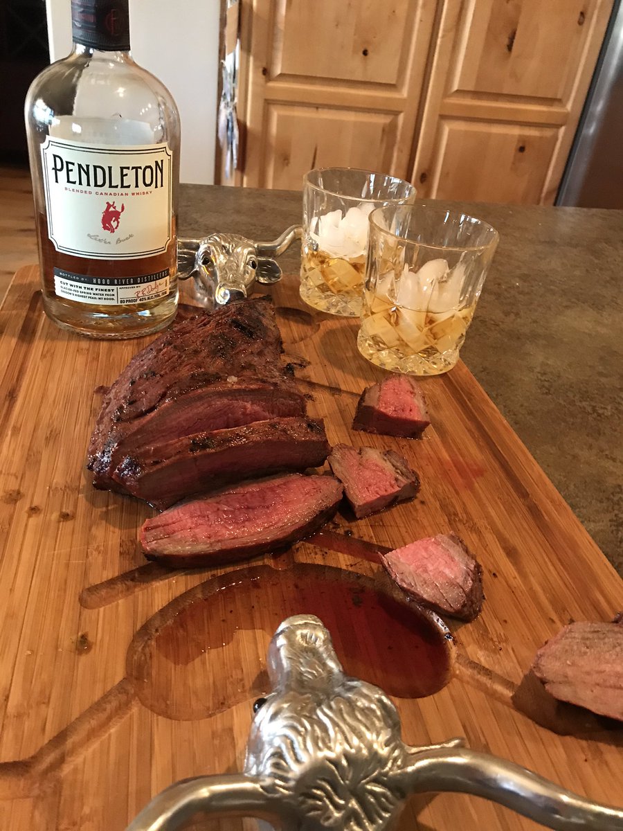 _cassi_jo_'s tweet image. Dinner for two please. #cattletales  @Beef #datenight #athome