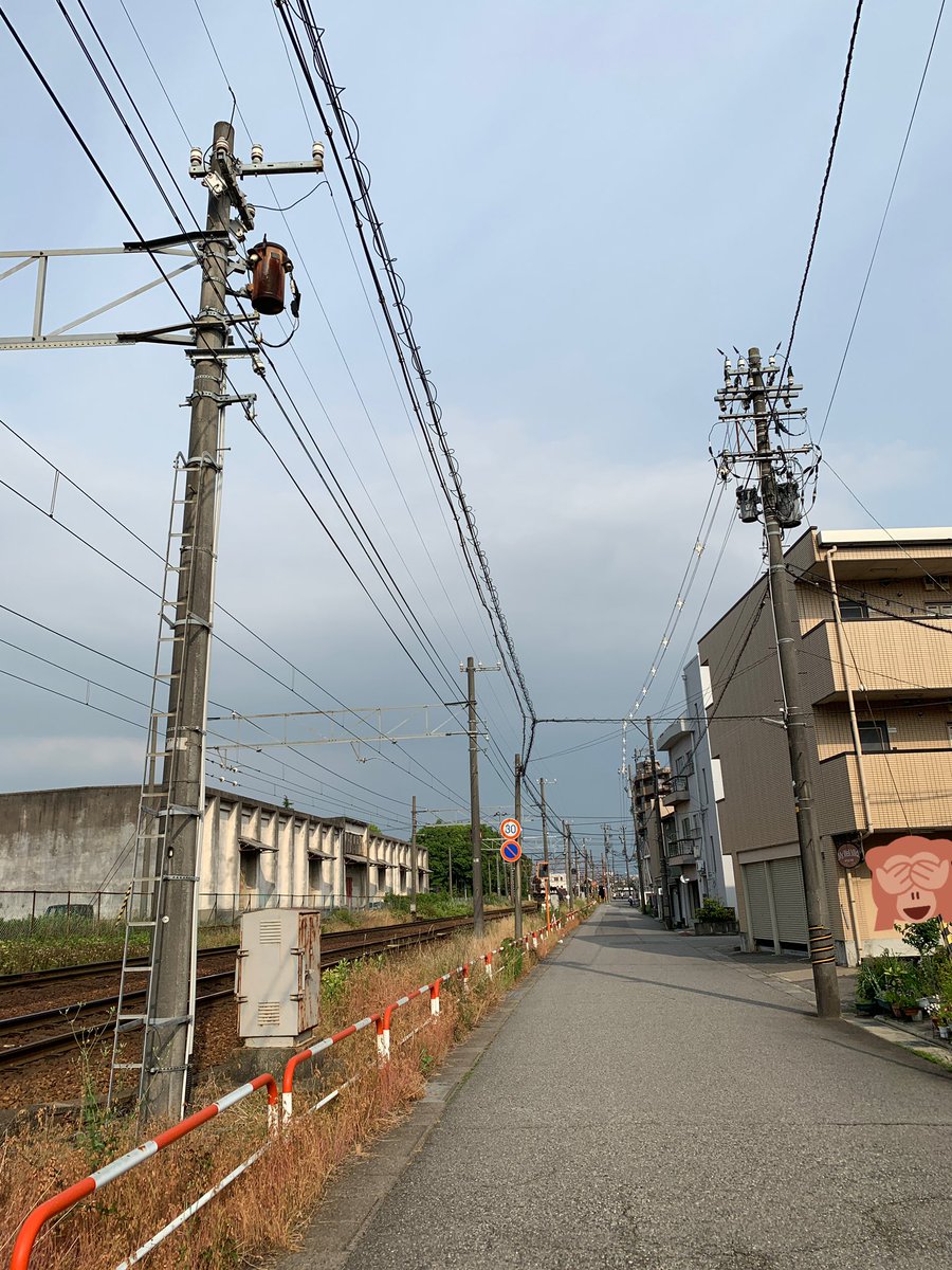 東京電力の電柱かな？？ 電力会社によって電柱の装柱(設備配置)は変わります。 日常気にも止めないものだけど、じっくり見てみると面白いよねー #電柱  ↓写真の左側は、内線(一般の方の)電柱。 右手は電力会社の電柱です