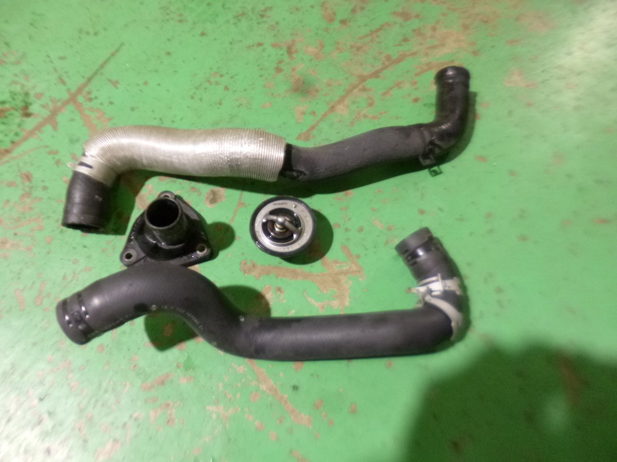 トラストモータース 日産キューブ 冷却水漏れの修理 サーモスタットハウジングに亀裂が入っていました ラジエーターホースも古いので同時に交換 キューブ 冷却水漏れ オーバーヒート トラストモータース 日産キューブ 冷却水漏れの修理 サーモスタットハウジングに亀裂が入っていました ラジエーターホースも古いので同時に交換 キューブ 冷却水漏れ オーバーヒート
