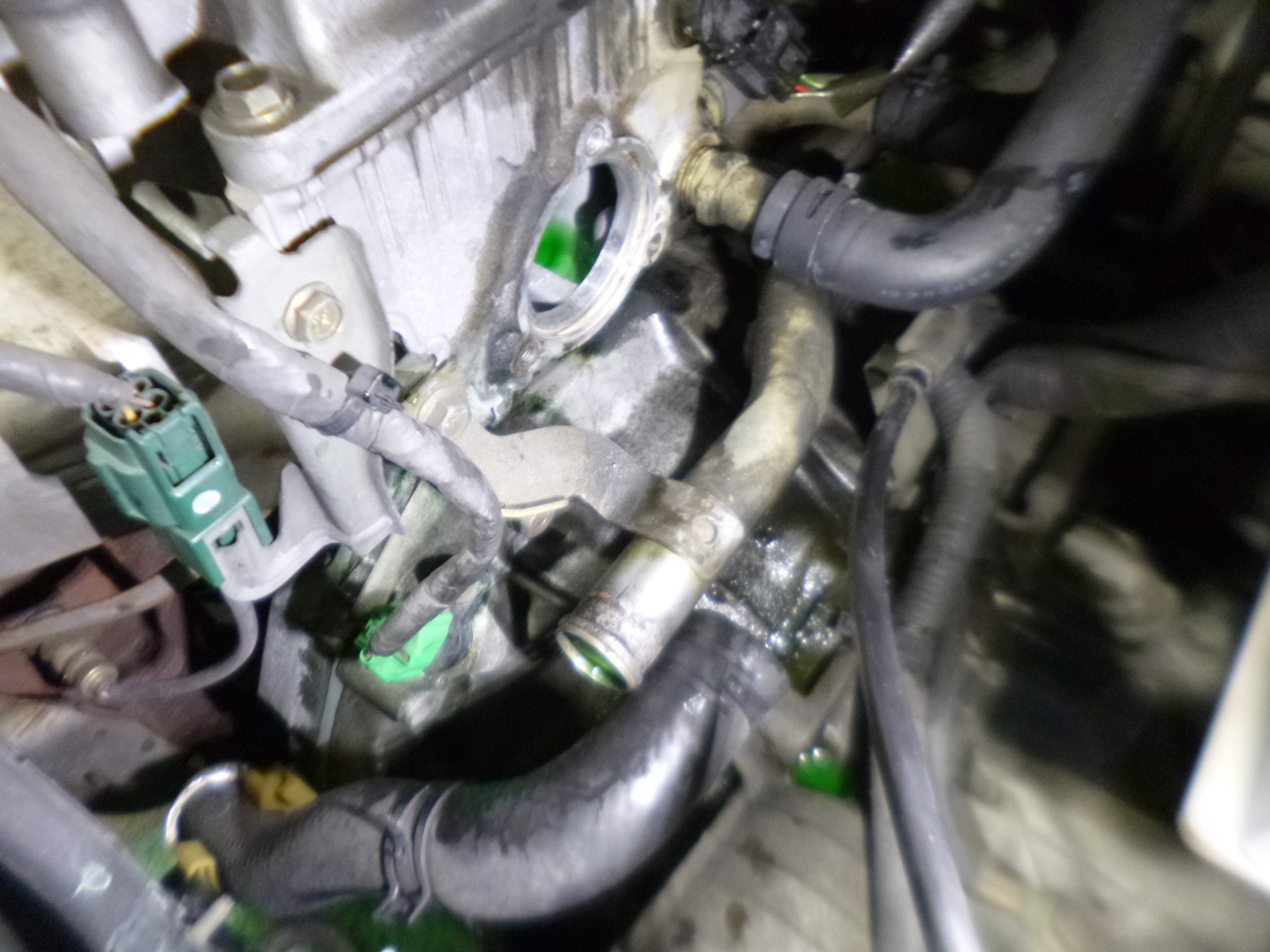 トラストモータース 日産キューブ 冷却水漏れの修理 サーモスタットハウジングに亀裂が入っていました ラジエーターホースも古いので同時に交換 キューブ 冷却水漏れ オーバーヒート T Co Bahkuw6jcv Twitter