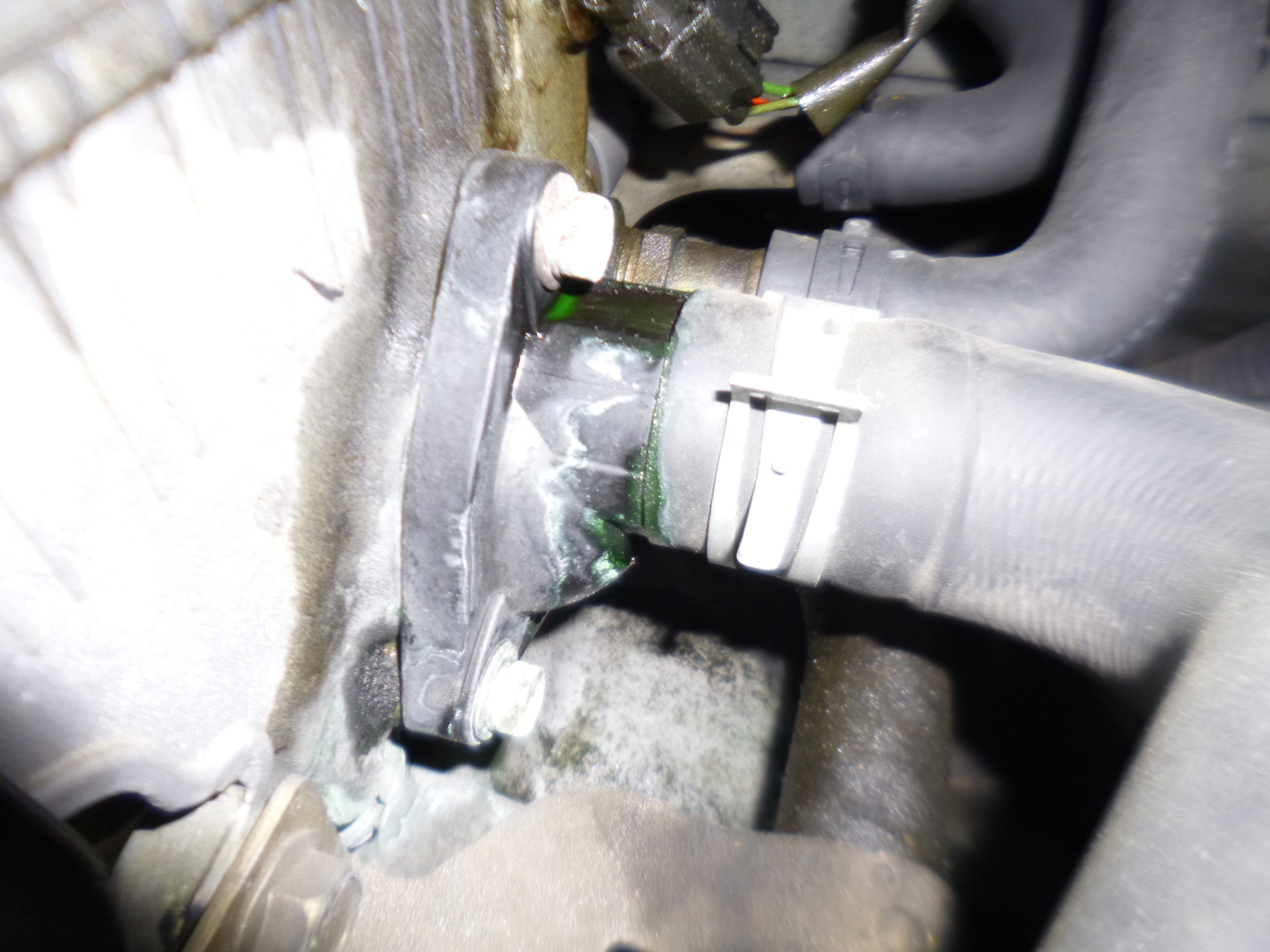 トラストモータース 日産キューブ 冷却水漏れの修理 サーモスタットハウジングに亀裂が入っていました ラジエーターホースも古いので同時に交換 キューブ 冷却水漏れ オーバーヒート T Co Bahkuw6jcv Twitter