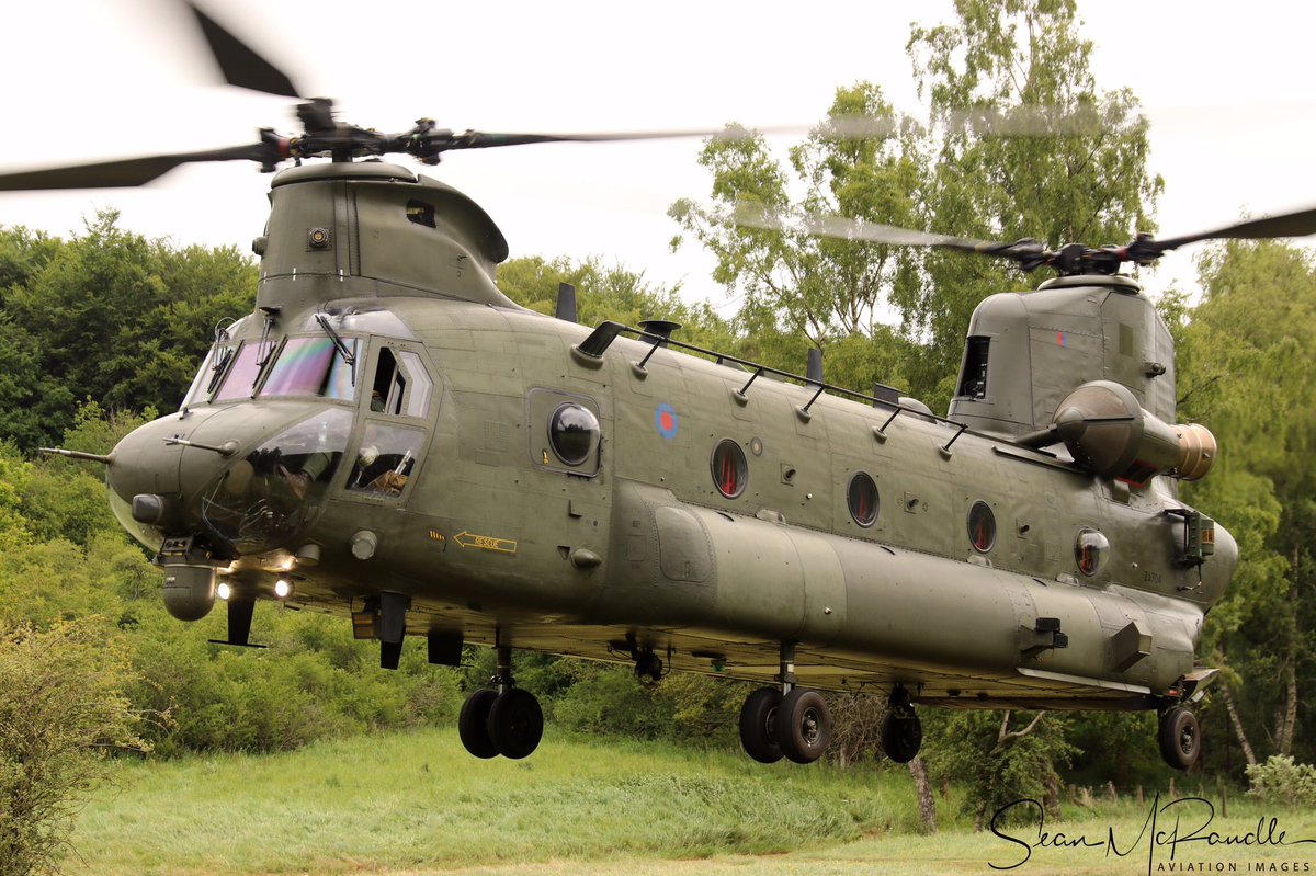 Who’s got that #FridayFeeling? 

#Chinooks from <a href="/27_Sqn/">27 Squadron</a> have been conducting some Confined Area Training in the Wiltshire countryside this week. 

📸 <a href="/SeanMcRandle/">Sean McRandle Aviation Images</a> 

#TeamOdiham #BoeingUK #NoOrdinaryJob #TeamChinook