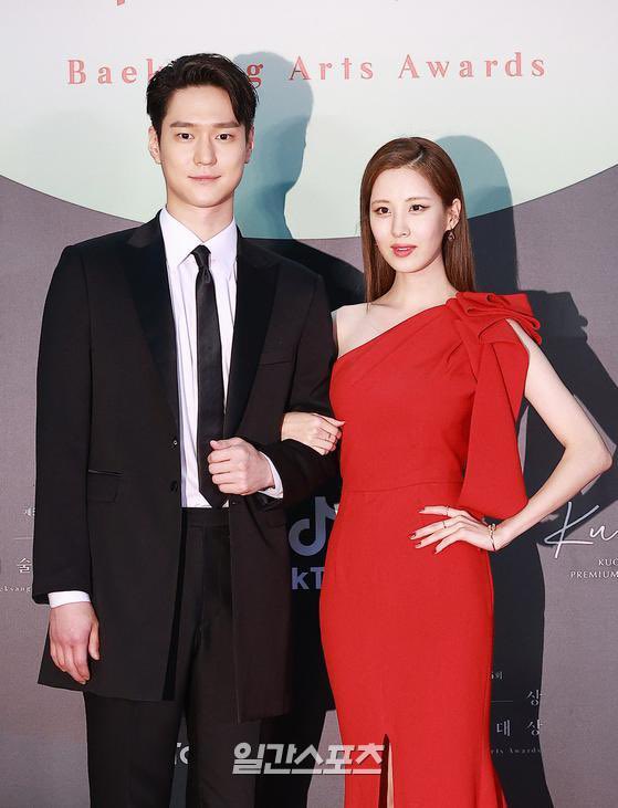 It happened!  #옹성우  #서현 @  #56thBaeksangArtsAwards  #SEOHYUN w/  #GOKYUNGPYO they look classy! OhMyGosh can't wait for  #PrivateLife  #사생활 #ONGSEONGWU looks like he did some work out  or I'm imagining things More photos l8r  #화이팅 @officialtwt_OSW  @sjhsjh0628