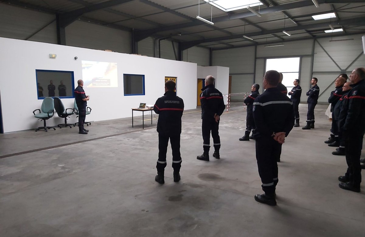 SDIS88's tweet photo. Les activités de formation reprennent progressivement au #sdis88 dans le respect des consignes sanitaires. Aujourd'hui une Formation de Maintien et de Perfectionnement des Acquis en Feu de Foret se déroule sur la commune de #Hadol. #FMPA #FdF #GestesBarrières https://t.co/ko6B9k00l2