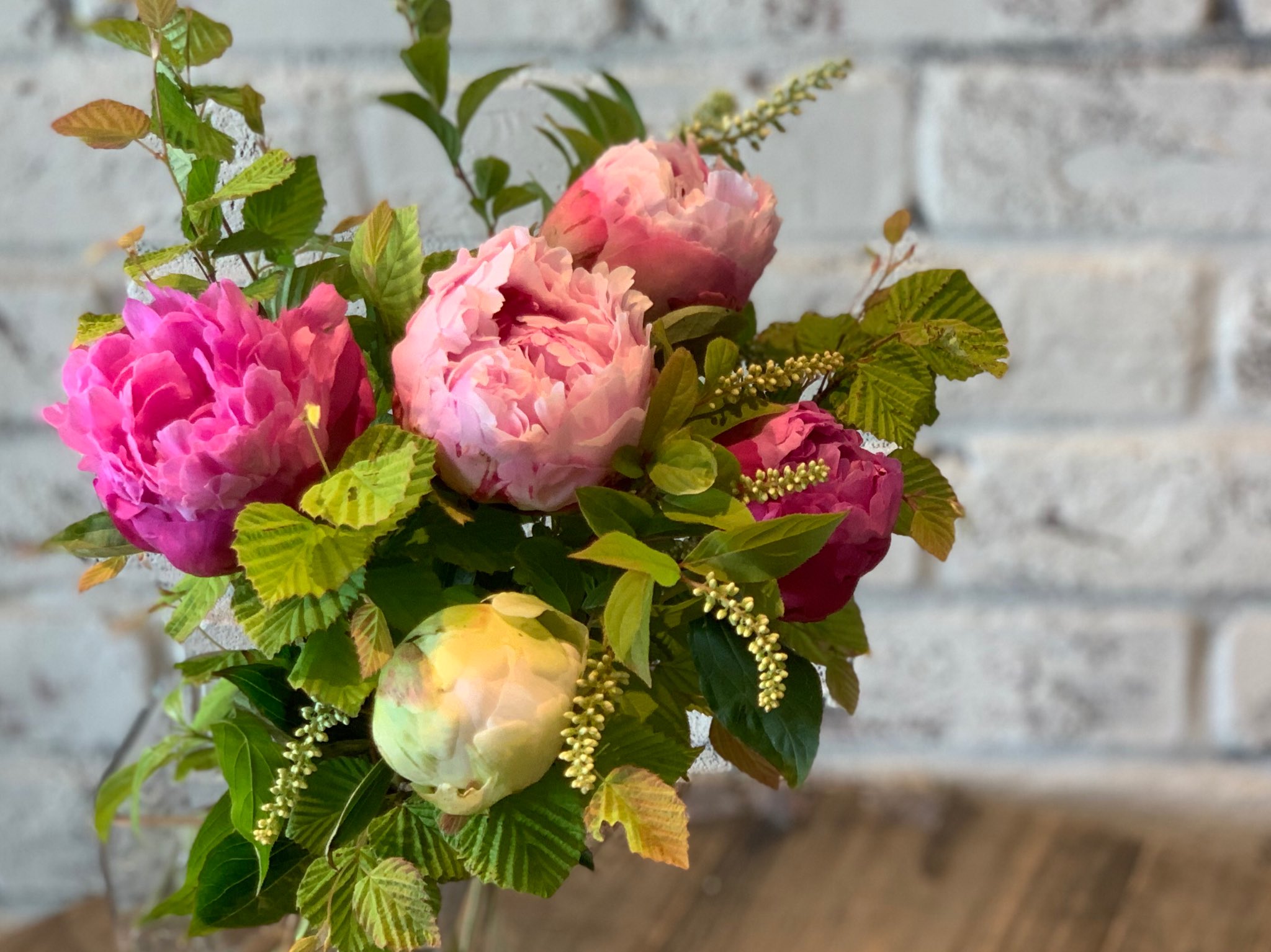 青山フラワーマーケット ハナキチ お花屋さんに今並んでいる芍薬は 一年に一度だけ巡り会えるお花 蕾から ゆっくりと花開き 花が散るまでの様子はまるでドラマのよう 今が旬の芍薬を束ねてみませんか ハナキチのレッスン動画 公開中です