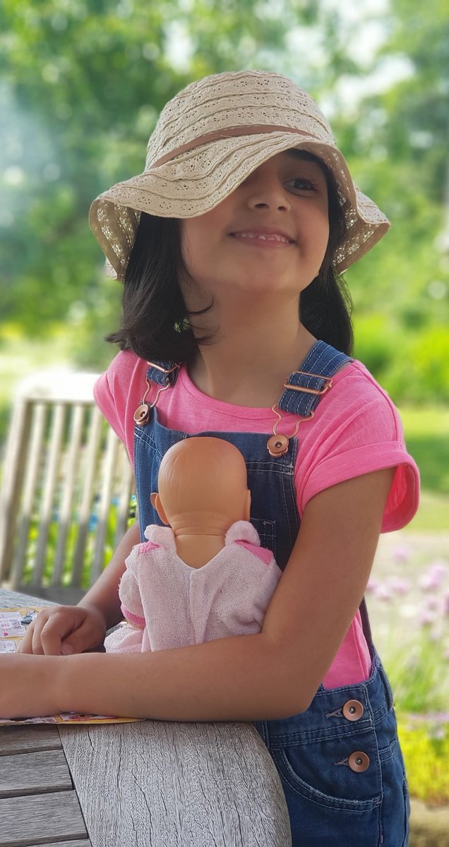 Portrait of my little girl with my favourite lavenders!
#watercolourpainting #watercolourpaintings #watercolorpainting #portrait #commissionsopen #childportraitpainting #childportraits #littlegirls #lavender #summerflowers #summertime #summerhat #paintingforsale