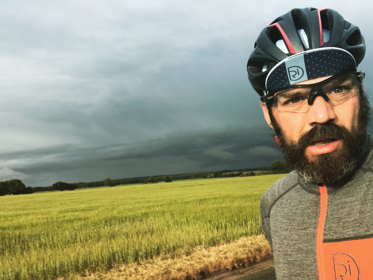 A moody shot at 0630hrs this morning - decided (wisely) to ride away from the clouds and took a detour to work! 🚴🏽⛈🙄👊🏼💥 #cycling #commute #commuting <a href="/met_helmets/">MET HELMETS</a> <a href="/Rivelo/">Rivelo</a> <a href="/oakley/">Oakley</a>