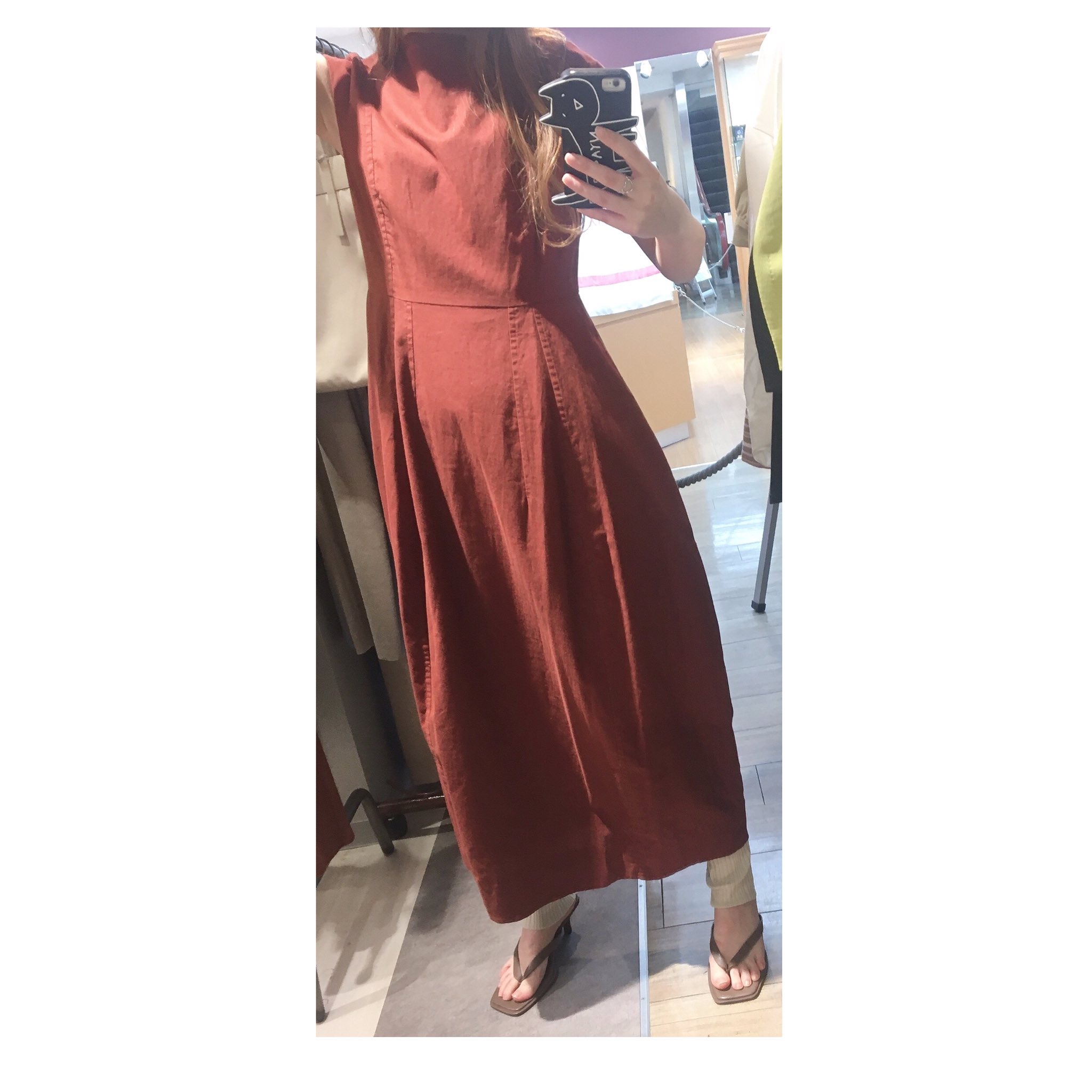 Select Shop Cosmic セレクトショップ コズミック Mila Owen リネン混コクーンシルエット ワンピース 9 680 税込 Color ブラウン カーキ ブラック ランダムリブレギンス 4 950 税込 Color ブラウン ブラック ミディヒールトングサンダル 10 780