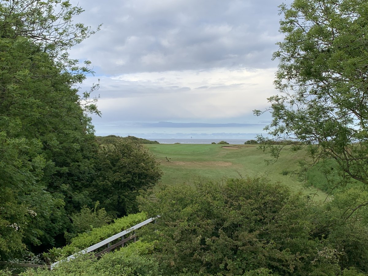 FileyGolfClub's tweet image. What a backdrop for this awesome par 3! 138 yards of the whites, what club you hitting? Tag a buddy who would duff it into the ravine 🤣🤣