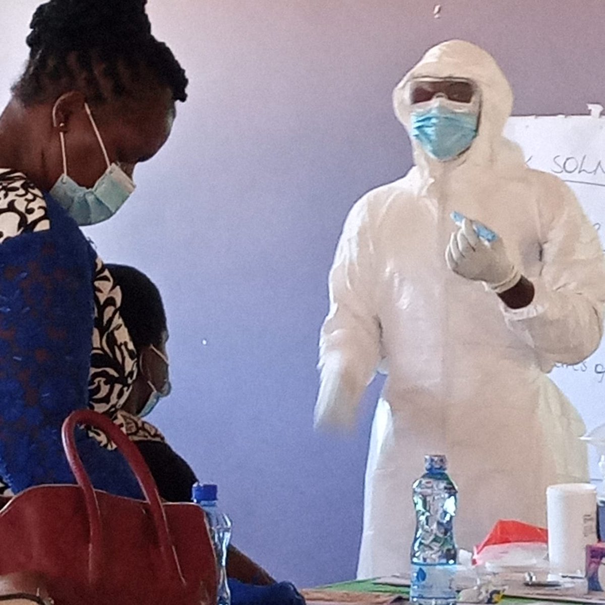 TheAbakuntaCBO's tweet photo. Evance Ogola, Ekialo Kiona Research Staff, during a training organized by the World Health Organization in collaboration with the Kenyan Ministry of Health to combat #COVIDー19. He also screened passengers at the Kenya-Tanzania boarder point.
#WHO
#MoH_Kenya
#OHREkialoKiona https://t.co/Ffz9XF0Kuk
