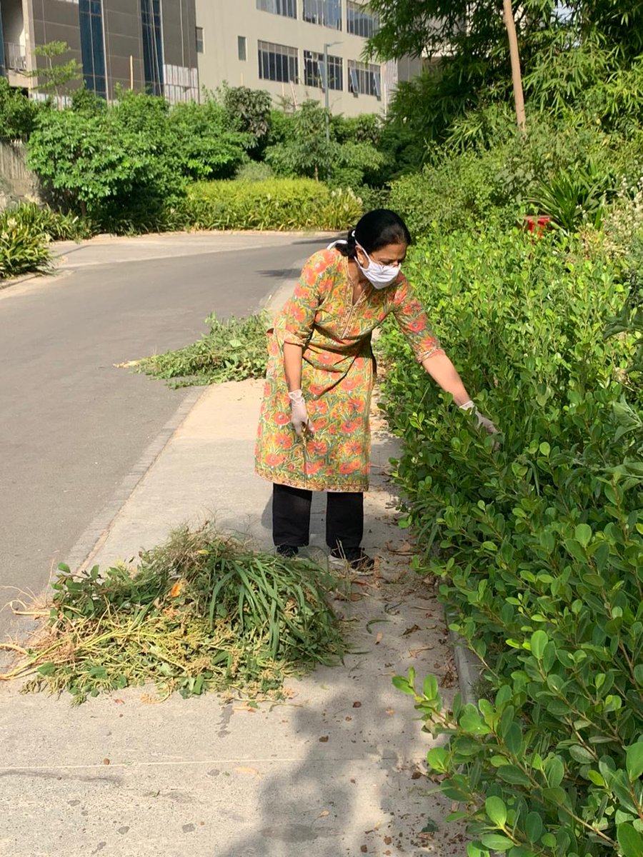 leenadhankhar's tweet image. Resident of Ireo Victor Valley in Sec 67.have been cleaning the premises inside the condominium during the lockdown and builder did not pay salaries to staff and they left work. No sanitisation, cleaning of the premises despite two residents having tested positive for Covid-19.