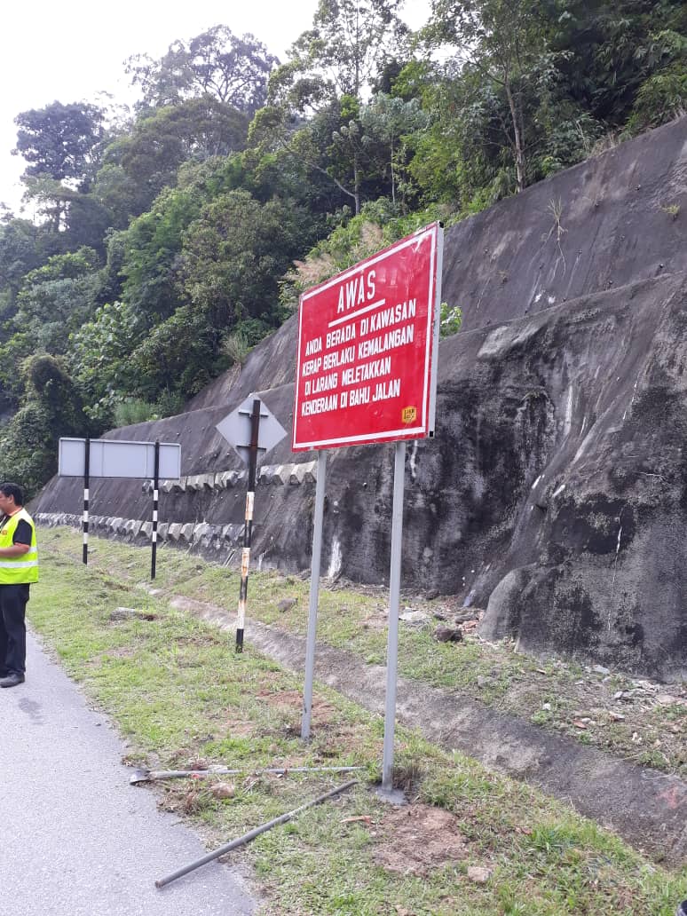 Pemasangan papan tanda Amaran Peringatan di FT051 (Jalan Seremban - Kuala Pilah) - kawasan tadahan air utk elakkan kenderaan berhenti di bahu jalan yang mana boleh membahayakan pengguna jalanraya. @MOWorks <a href="/JKRMalaysia/">JKR Malaysia</a> <a href="/CSFJ_JKR/">Cawangan Senggara Fasiliti Jalan (CSFJ)</a> <a href="/JKRNS/">JKR Negeri Sembilan</a> <a href="/MDKP1/">M.D Kuala Pilah</a> <a href="/PDRMsia_Trafik/">PDRMsia Trafik</a> @Selia_N9