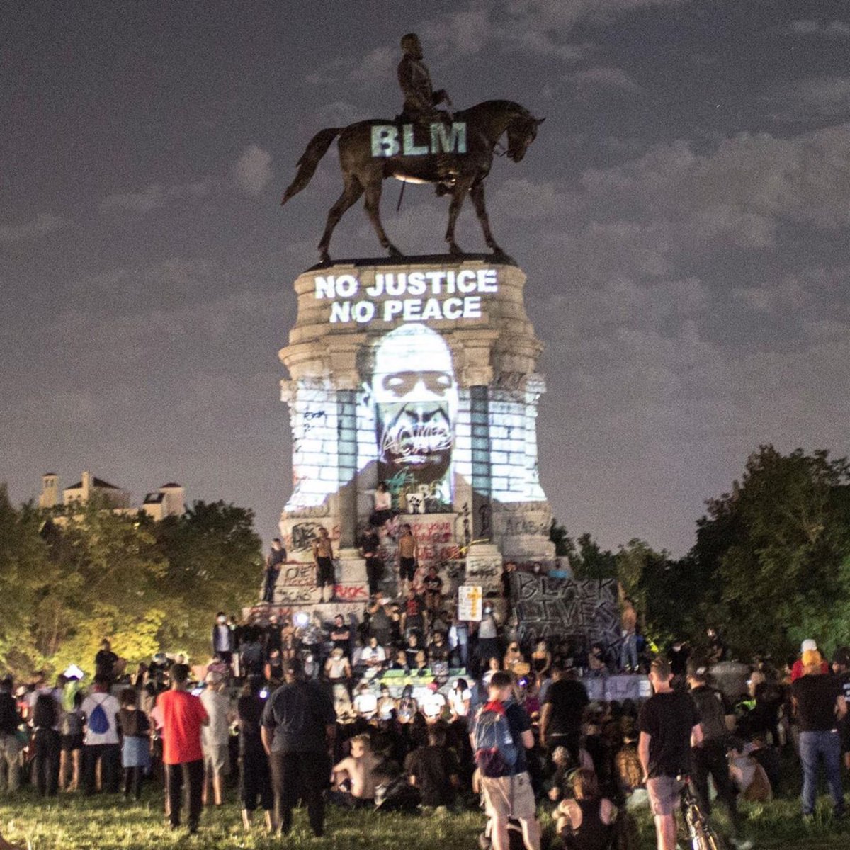 this is beautiful; Robert E. Lee's monument last night. fuck these racist fucks & tear every one of their monuments to the ground. #VirginiaIsForLovers #FuckRacism ✊ #GeorgeFloyd #BlackLivesMatter 
#PoliceMurder #PoliceBrutality #ExcessiveForce #ThisIsAmerica #ICantBreathe 🏳️