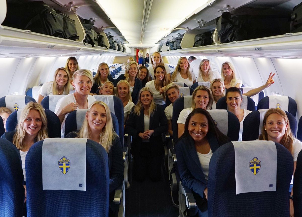För ett år sedan reste det här grymma gänget till Frankrike för vad som skulle bli en helt fantastisk månad och VM-äventyr. Sköna minnen 💛💙 #viärsverige