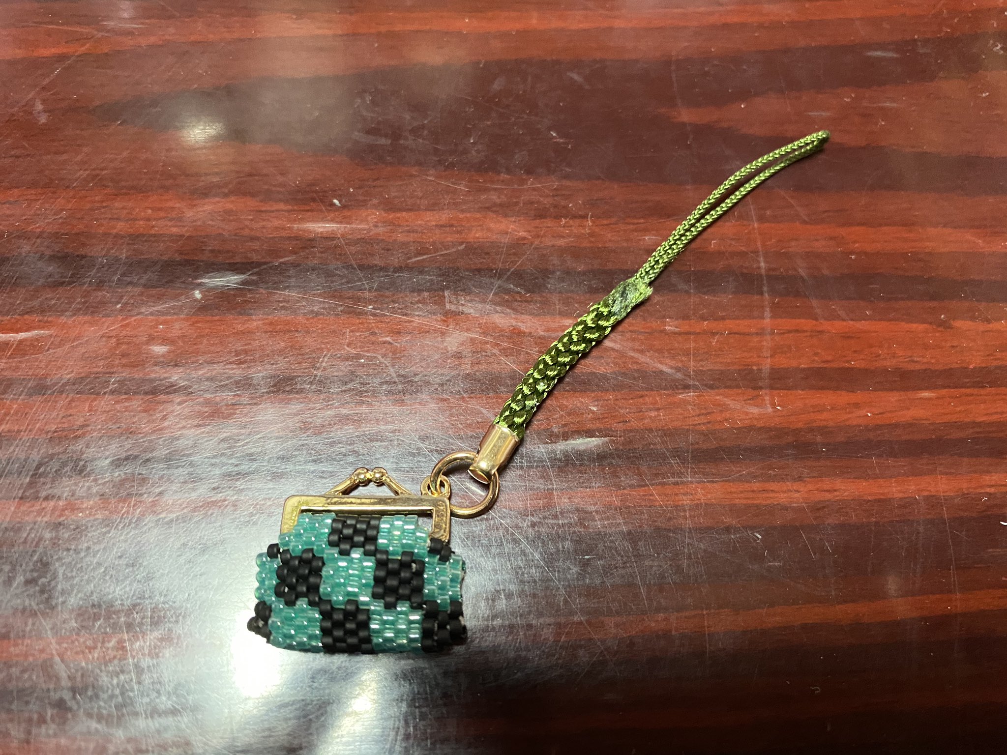 休み過ぎて呑みすぎて 前に妹に作ったストラップの色違い出来た ビーズステッチのがま口モチーフストラップ 炭治郎風で可愛い ビーズ ビーズステッチ がま口 がま口モチーフ ストラップ ハンドメイド 炭治郎風 市松模様 鬼滅