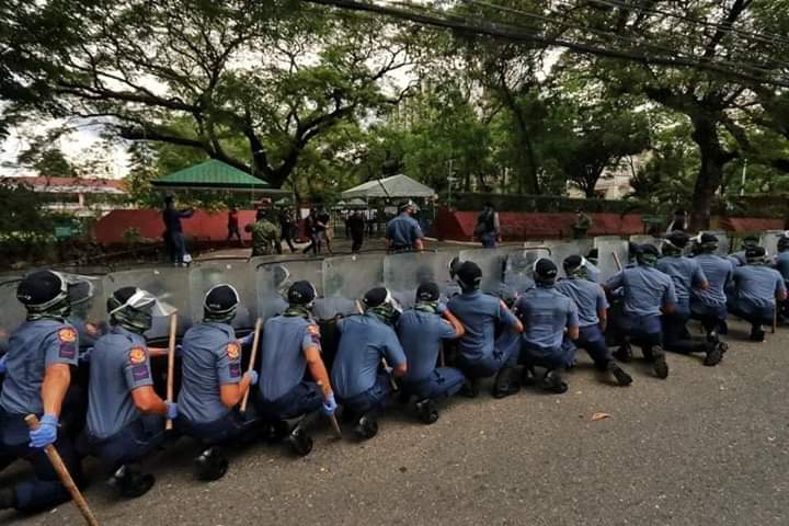 phlln_'s tweet image. they be like: s0ciAL diStAnCinG 
Also them: 

🤡🤡🤡🤡

#FreeCebu7 #ReleaseCebu7