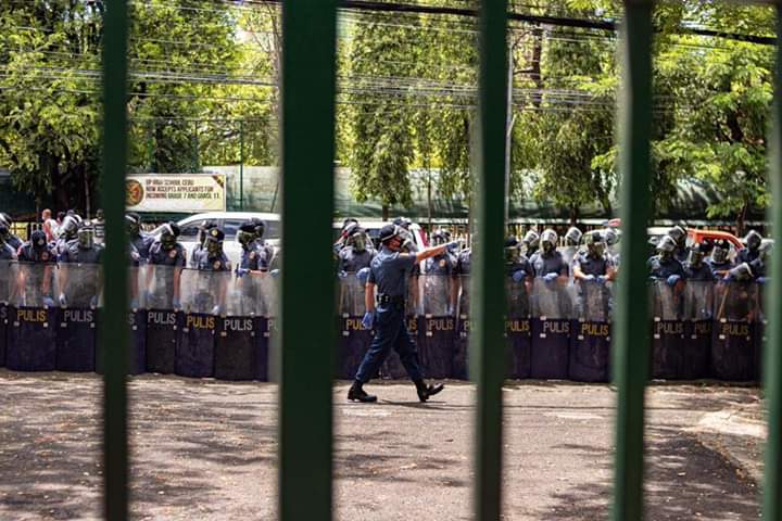 phlln_'s tweet image. they be like: s0ciAL diStAnCinG 
Also them: 

🤡🤡🤡🤡

#FreeCebu7 #ReleaseCebu7