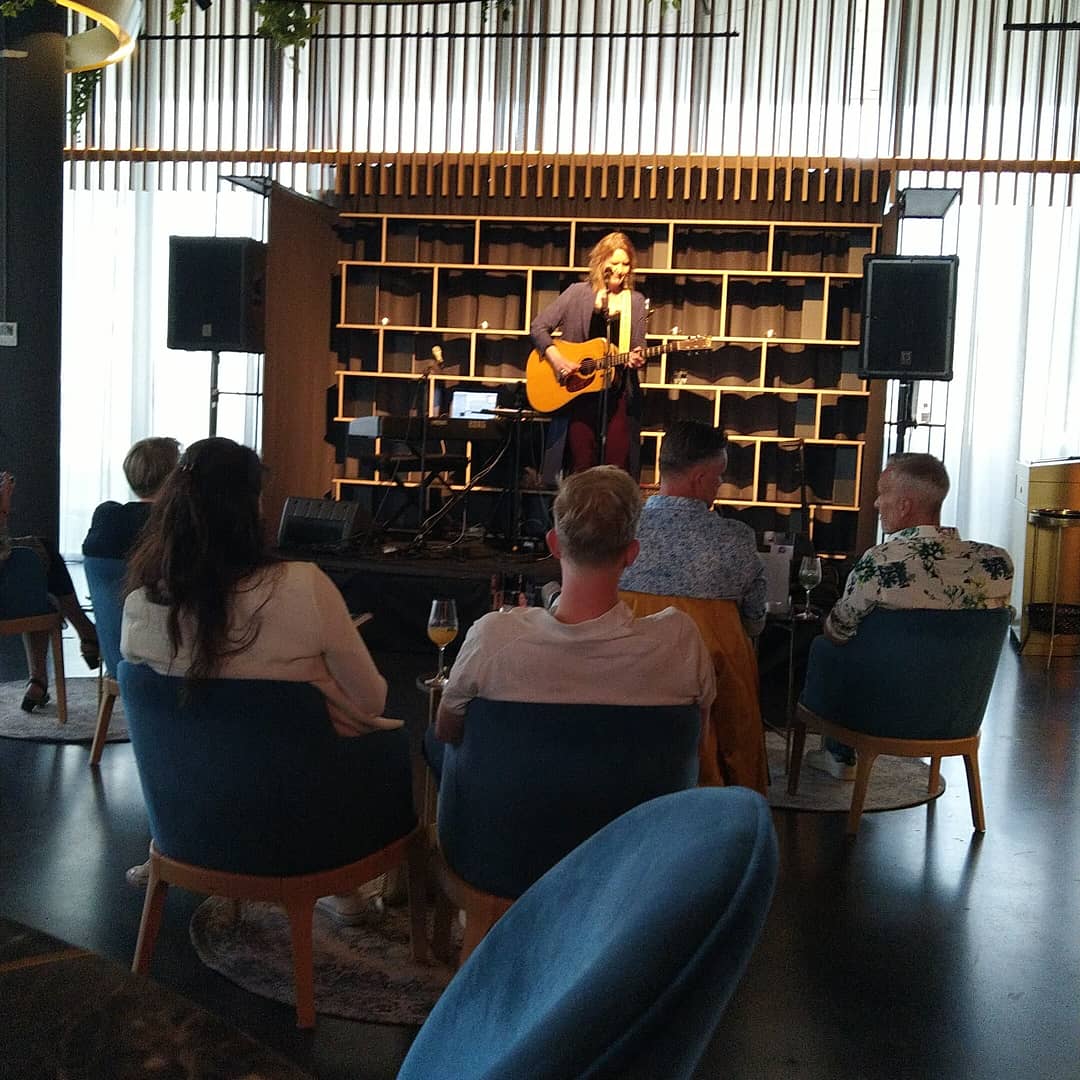 irenewesterweel's tweet photo. @JWRoodbeen @jwstartop  ik mocht maandag alweer genieten van een live optreden van Leonie Meijer 🤗🤗. In een tijd als dit nog onvergetelijker! @privepodium https://t.co/NibOP7yuzI