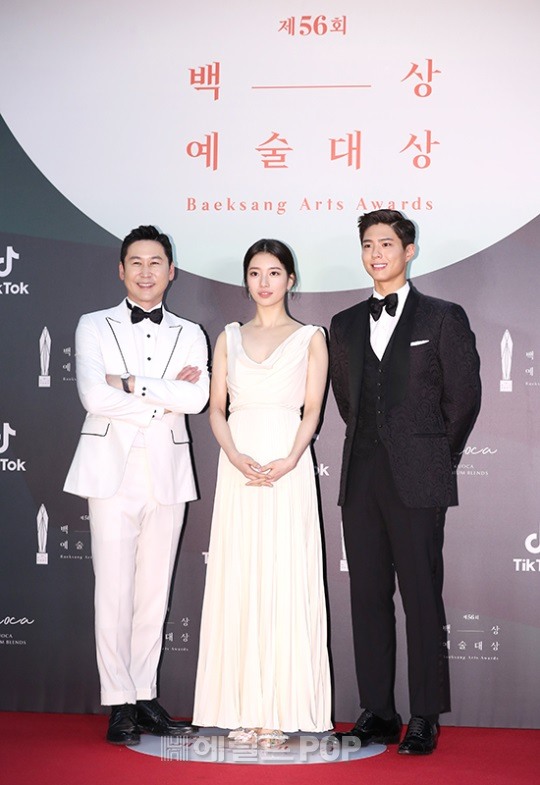 DamnILoveSuzy's tweet photo. [PIC] 200605 @Suzy at the 56th Baeksang Arts Awards 2020 -3

#SuzyBaeksangLady #Suzy #BaeksangArtsAwards2020 https://t.co/h7HpWWWXXt