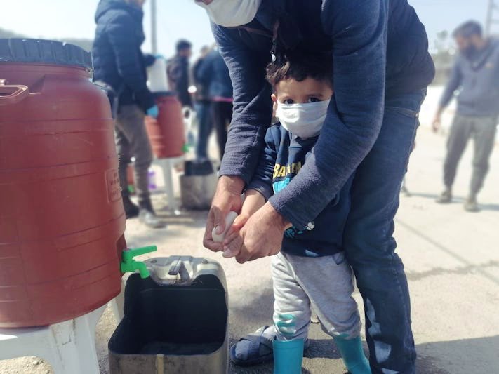 Koronarajoitukset tuovat esiin räikeän eriarvoisuuden >> Sosiaalityöntekijä Ilona Tapanaisen blogiteksti kertoo Morian pakolaisleirin ajankohtaisesta tilanteesta >>
globaalisosiaalityo.org/koronarajoituk… 📷: Moria Corona Awarness Team / Muhannad al Mandil