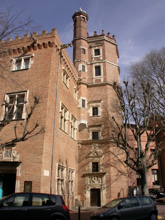 DumoulinValrie2's tweet photo. Pour #LesArmoiriesDuVendredi l'hôtel Dahus à Toulouse, édifié dans les années 1460-1470 et sa tour Renaissance avec les armes du #capitoul Guillaume de Tournoer.
Plus d'infos ici : https://t.co/1oFT4dhCwq avec @UrbanHist_Tlse 🤩 ! https://t.co/qsz8EBkaw9
