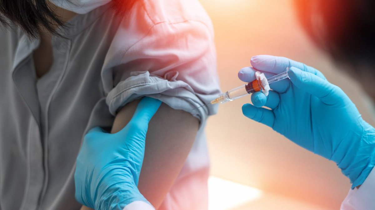 Obstáculo da logística: distribuição da vacina contra a Covid-19 preocupa especialistas a imagem mostra a aplicação de uma vacina em braço humano usando seringa