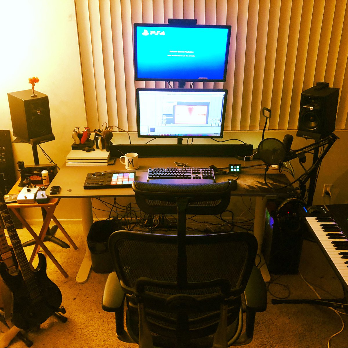 bosshandsrap's tweet photo. Battle station 3.0 #nativeinstruments #maschine #kompletekontrol #pharlight #ableton #Ibanez #Ryzen #focusrite #jbl #mxr #ps4 #hiphop #rap #beats https://t.co/Cdxf4A2hRO