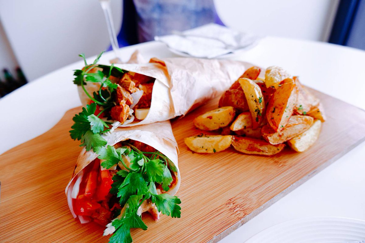 たまにはジャンクにシャワルマっつーものを作ったぞ!!

日本じゃ『ケパブ』って呼ばれてるけどよ、海外じゃぁ『シャワルマ』って呼ばねぇと通じねぇぞ!!

ケパブはトルコの肉料理全般のことを指す言葉だかんな。宗教上、豚肉も使われねぇ。注意しろよ。