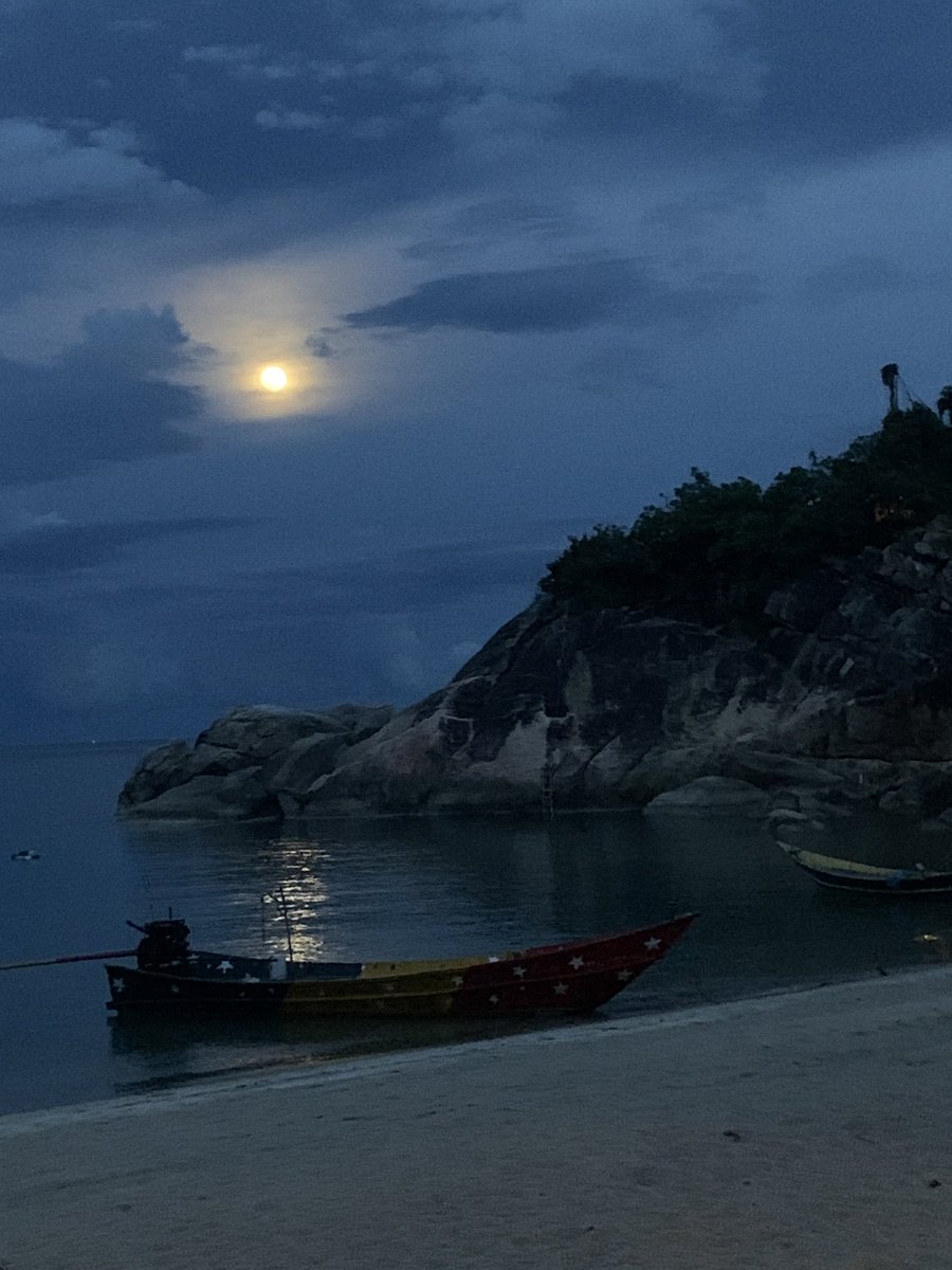 Happy Full Moon, my darlings 🌕 #LunarEclipse #FullMoon #fullmoonsagittarius #kohphangan #baskinginthefeminine #bathinginthemoonlight