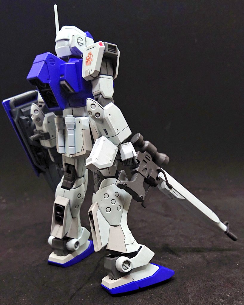 Tata Hgジムスナイパー ホワイトディンゴ仕様完成 ヽ バイザーちょっと延長して下げてやや半目ぎみに ディテールはバトオペを参考にしました ナビゲーションライトは蛍光グリーンとレッドで塗りました 青紫はカメラ難しい T Co